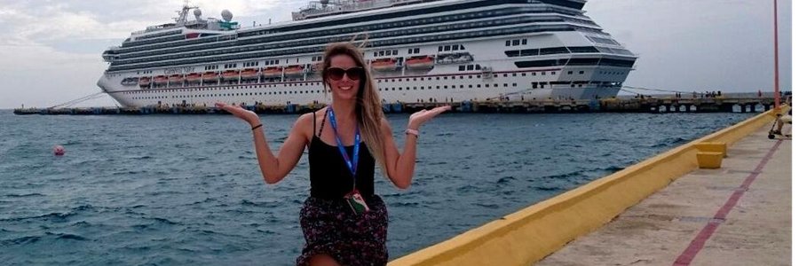  Michelle Hayes, 3 jaar later in 2015 wuif vir Gansbaai as â€˜n gekwalifiseerde Ionithermie terapeut, met die boot waarop sy werk, die Carnival Valor agter haar 